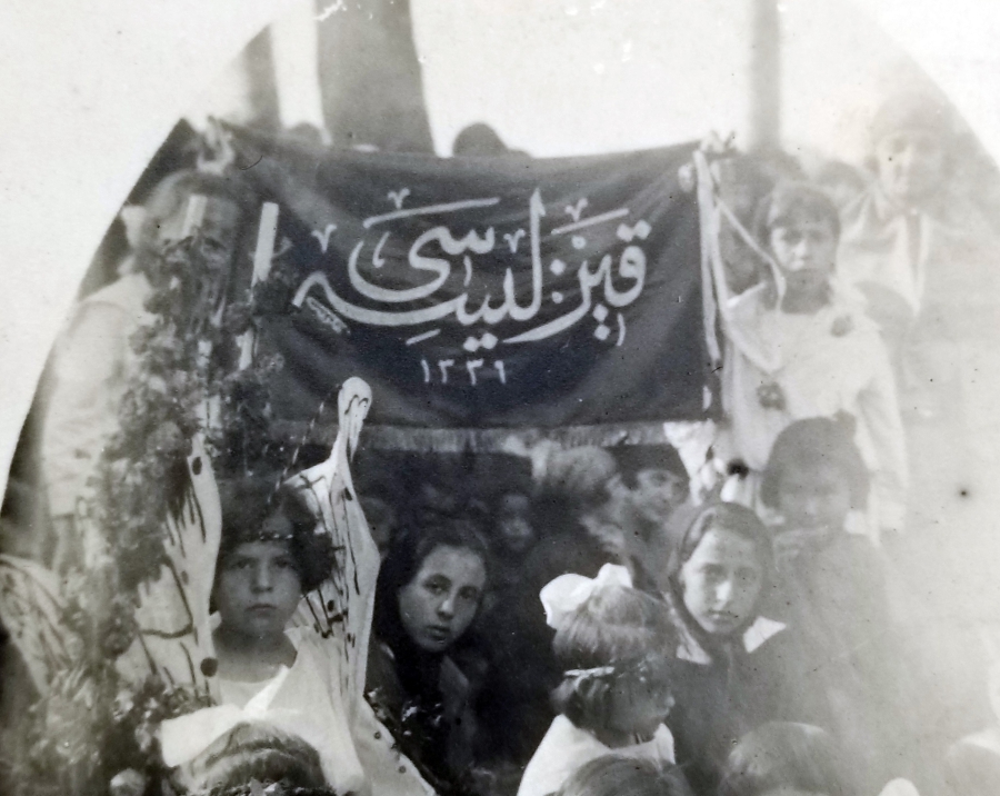 OSMANLI KIZ LİSESİ PANKARTLI NADİR FOTOĞRAF