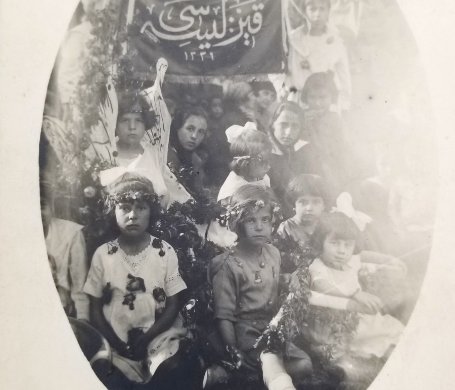 OSMANLI KIZ LİSESİ PANKARTLI NADİR FOTOĞRAF