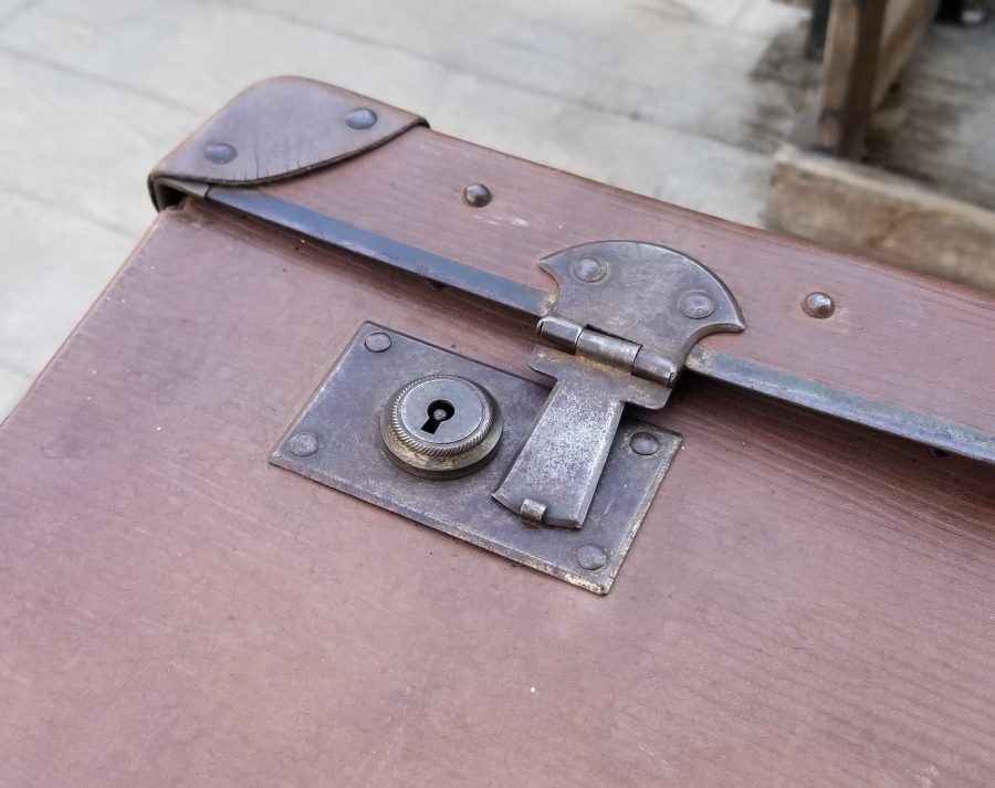 ÜZERİNDE OSMANLICA ETİKET BULUNAN ÇOK NADİR ASKER BAVULU