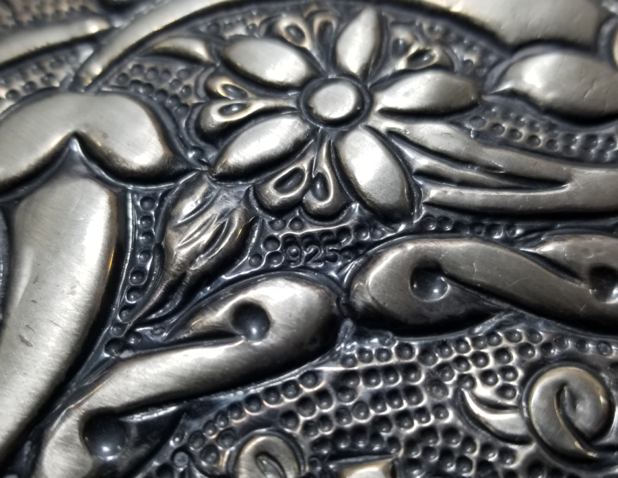 KABARTMA İŞÇİLİKLİ GÜMÜŞ DUVAR AYNASI