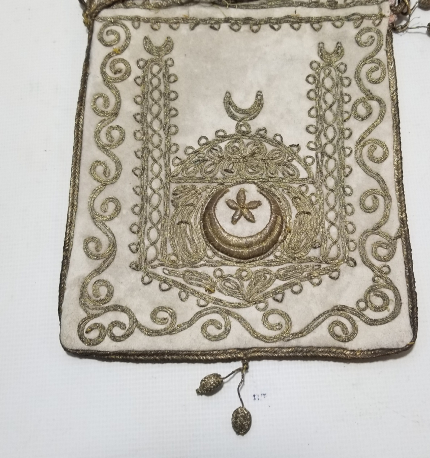 ÜZERİ AY YILDIZ FİGÜRLÜ NADİR TİPTE OSMANLI DÖNEMİ SIRMALI EL İŞİ KESE