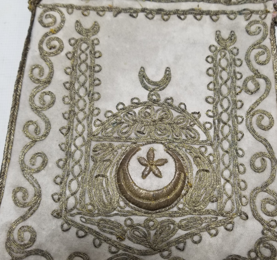 ÜZERİ AY YILDIZ FİGÜRLÜ NADİR TİPTE OSMANLI DÖNEMİ SIRMALI EL İŞİ KESE