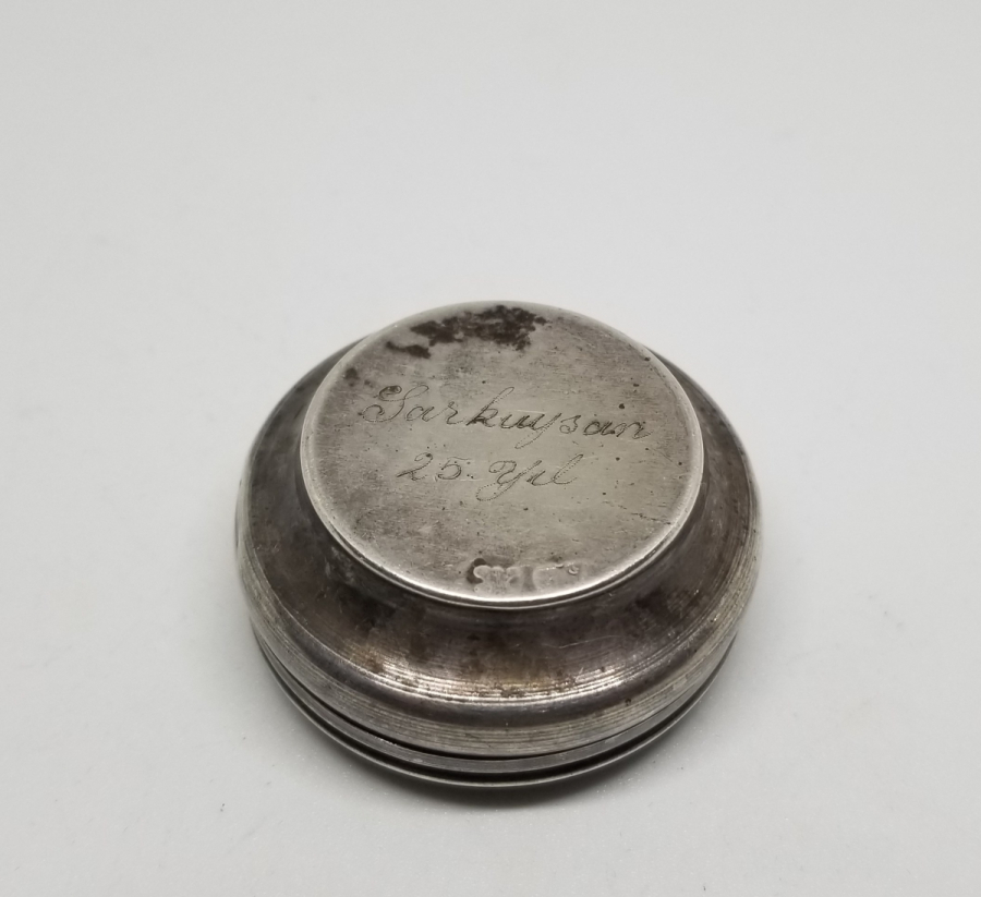 ÜZERİ TUĞRA FİGÜRLÜ ANTİKA KAPAKLI GÜMÜŞ KUTU