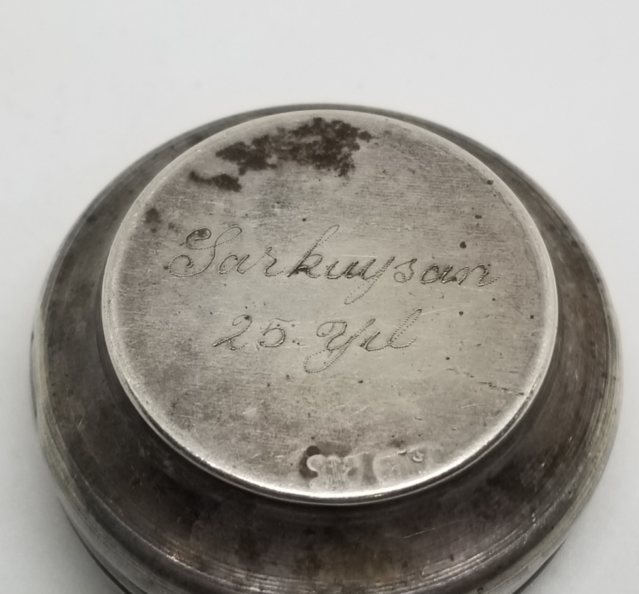 ÜZERİ TUĞRA FİGÜRLÜ ANTİKA KAPAKLI GÜMÜŞ KUTU