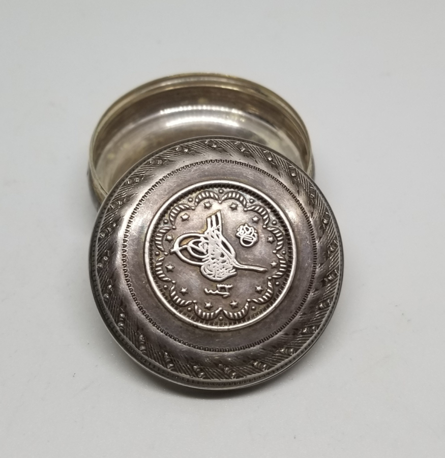 ÜZERİ TUĞRA FİGÜRLÜ ANTİKA KAPAKLI GÜMÜŞ KUTU