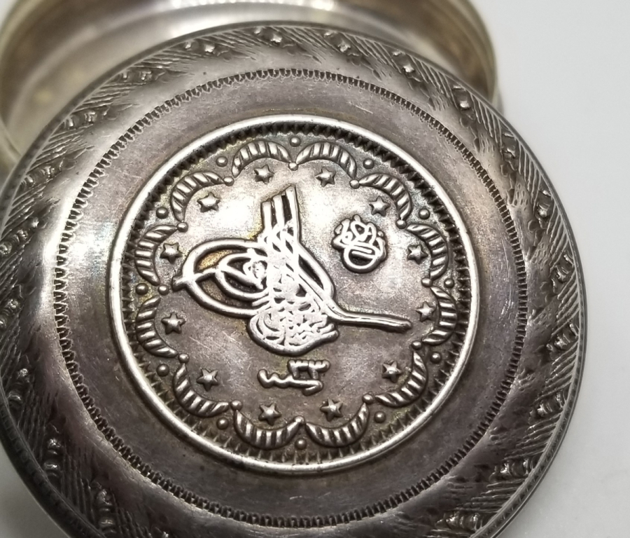 ÜZERİ TUĞRA FİGÜRLÜ ANTİKA KAPAKLI GÜMÜŞ KUTU