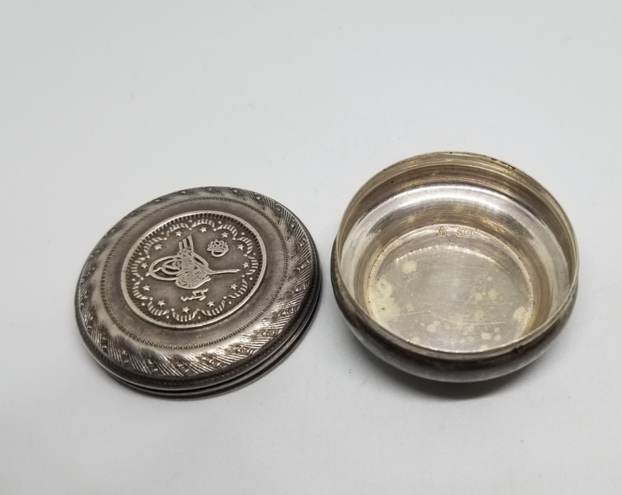 ÜZERİ TUĞRA FİGÜRLÜ ANTİKA KAPAKLI GÜMÜŞ KUTU