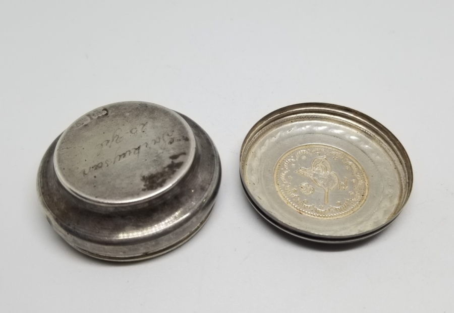 ÜZERİ TUĞRA FİGÜRLÜ ANTİKA KAPAKLI GÜMÜŞ KUTU