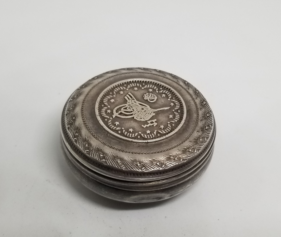 ÜZERİ TUĞRA FİGÜRLÜ ANTİKA KAPAKLI GÜMÜŞ KUTU