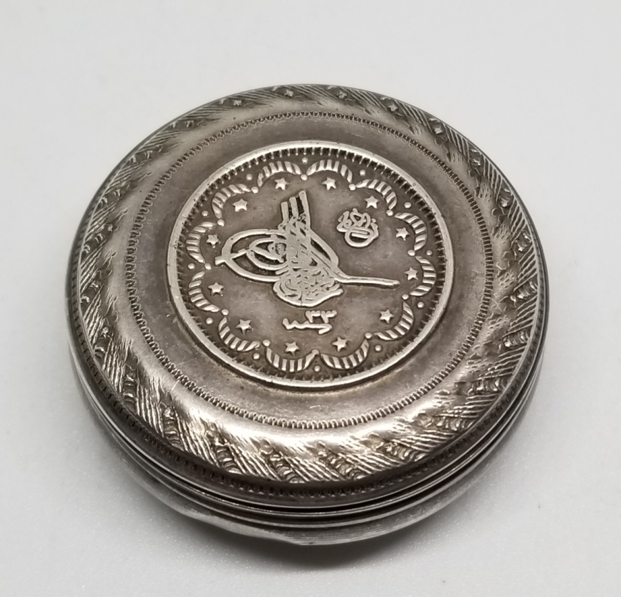 ÜZERİ TUĞRA FİGÜRLÜ ANTİKA KAPAKLI GÜMÜŞ KUTU