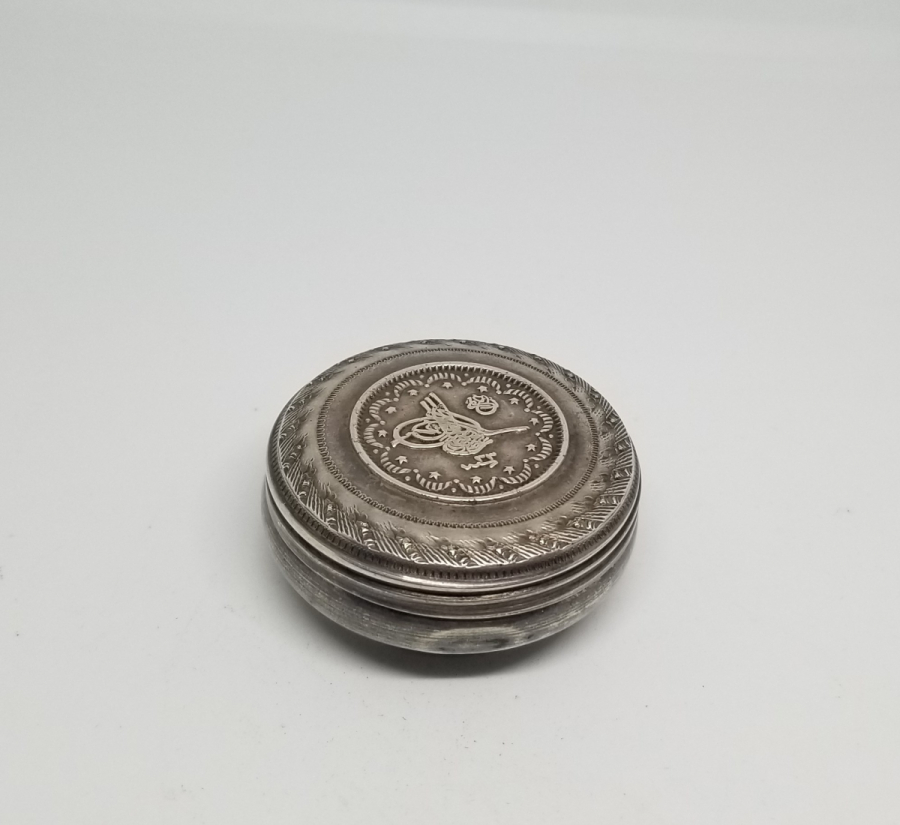 ÜZERİ TUĞRA FİGÜRLÜ ANTİKA KAPAKLI GÜMÜŞ KUTU