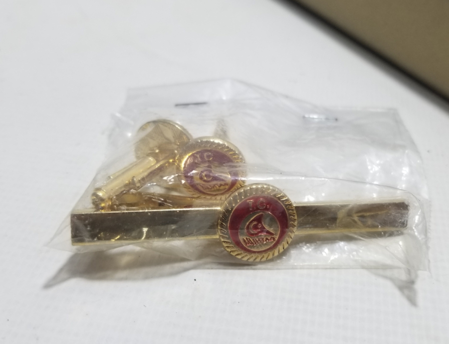 CUMHURBAŞKANLIĞI TARAFINDAN MUHTARLARIMIZA HEDİYE OLARAK VERİLMİŞ AÇILMAMIŞ - KULLANILMAMIŞ PAKETİNDE HATIRA KRAVAT - KOL DÜĞMESİ TAKIMI