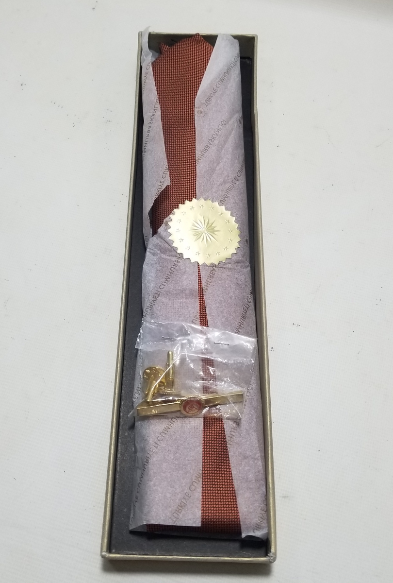 CUMHURBAŞKANLIĞI TARAFINDAN MUHTARLARIMIZA HEDİYE OLARAK VERİLMİŞ AÇILMAMIŞ - KULLANILMAMIŞ PAKETİNDE HATIRA KRAVAT - KOL DÜĞMESİ TAKIMI