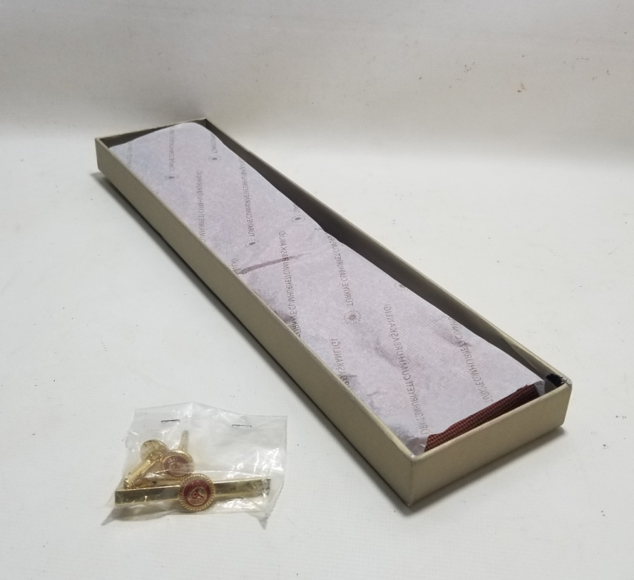 CUMHURBAŞKANLIĞI TARAFINDAN MUHTARLARIMIZA HEDİYE OLARAK VERİLMİŞ AÇILMAMIŞ - KULLANILMAMIŞ PAKETİNDE HATIRA KRAVAT - KOL DÜĞMESİ TAKIMI