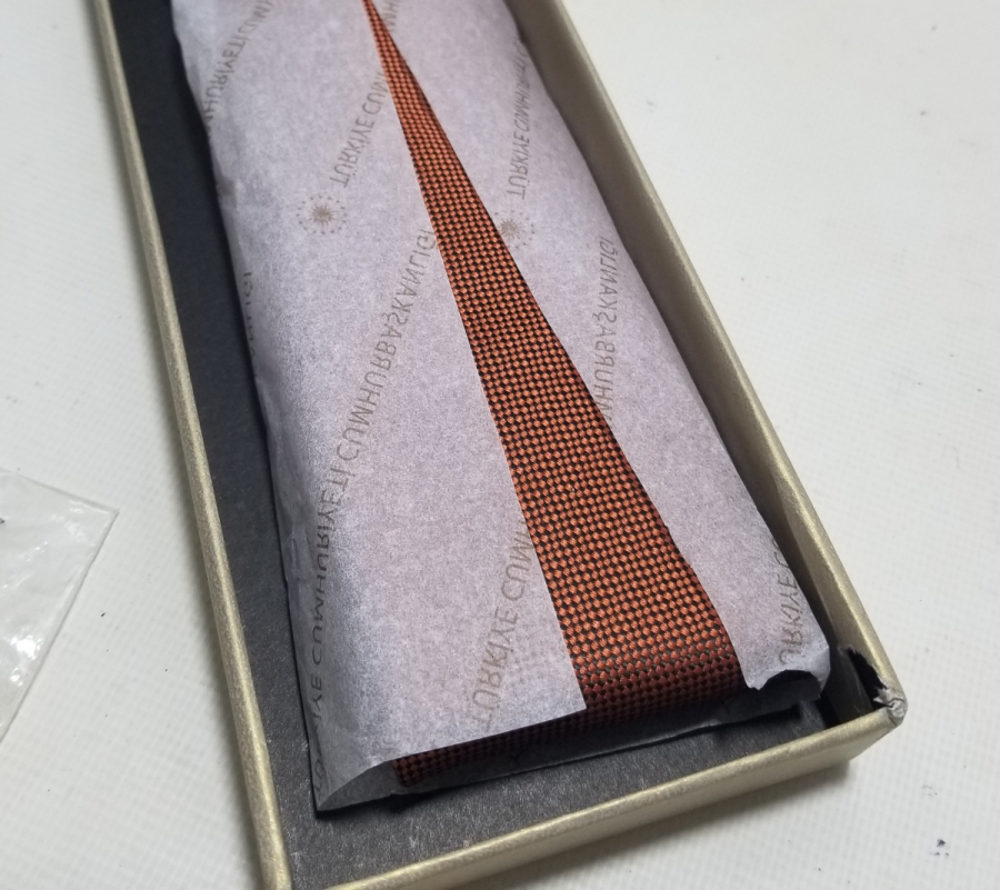 CUMHURBAŞKANLIĞI TARAFINDAN MUHTARLARIMIZA HEDİYE OLARAK VERİLMİŞ AÇILMAMIŞ - KULLANILMAMIŞ PAKETİNDE HATIRA KRAVAT - KOL DÜĞMESİ TAKIMI