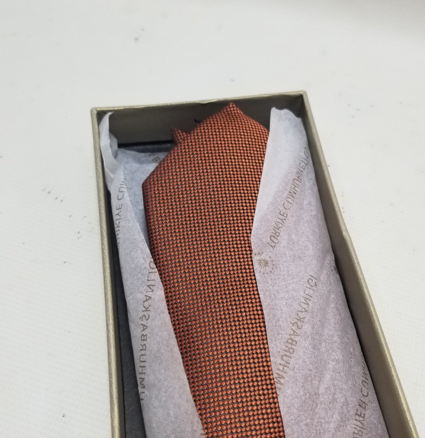 CUMHURBAŞKANLIĞI TARAFINDAN MUHTARLARIMIZA HEDİYE OLARAK VERİLMİŞ AÇILMAMIŞ - KULLANILMAMIŞ PAKETİNDE HATIRA KRAVAT - KOL DÜĞMESİ TAKIMI