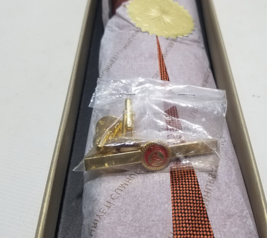 CUMHURBAŞKANLIĞI TARAFINDAN MUHTARLARIMIZA HEDİYE OLARAK VERİLMİŞ AÇILMAMIŞ - KULLANILMAMIŞ PAKETİNDE HATIRA KRAVAT - KOL DÜĞMESİ TAKIMI