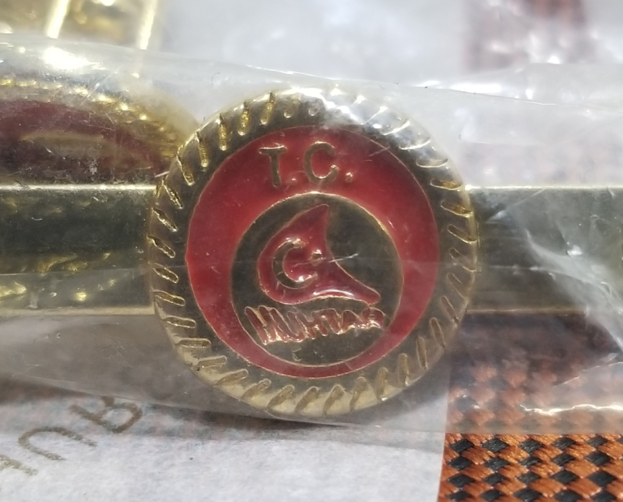 CUMHURBAŞKANLIĞI TARAFINDAN MUHTARLARIMIZA HEDİYE OLARAK VERİLMİŞ AÇILMAMIŞ - KULLANILMAMIŞ PAKETİNDE HATIRA KRAVAT - KOL DÜĞMESİ TAKIMI