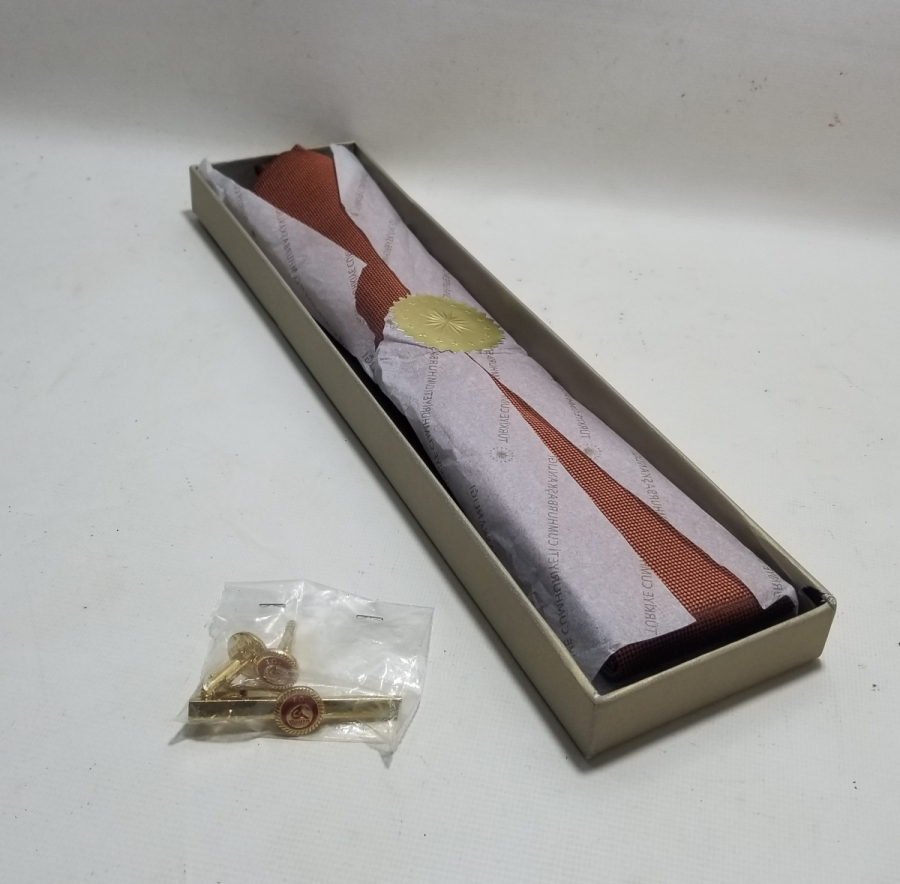 CUMHURBAŞKANLIĞI TARAFINDAN MUHTARLARIMIZA HEDİYE OLARAK VERİLMİŞ AÇILMAMIŞ - KULLANILMAMIŞ PAKETİNDE HATIRA KRAVAT - KOL DÜĞMESİ TAKIMI