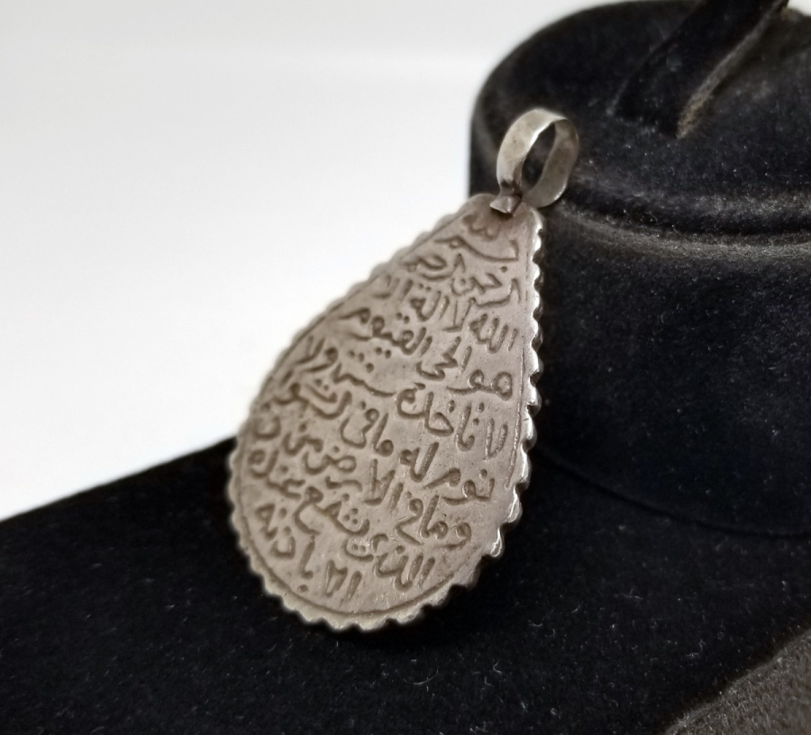 ÜZERİNDE AYETEL KÜRSİ YAZILI OSMANLI DÖNEMİ GÜMÜŞ ARMUDİ KOLYE