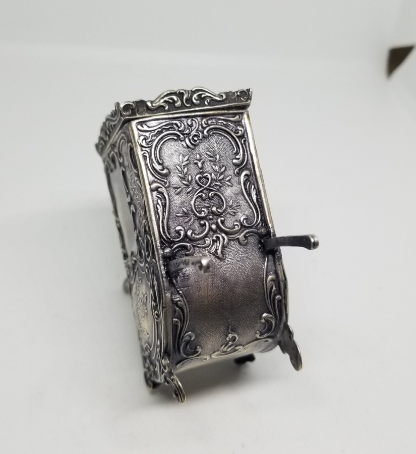 TAHTIREVAN FORMUNDA YAPILMIŞ NADİR OSMANLI DÖNEMİ GÜMÜŞ KASA MASA SAATİ