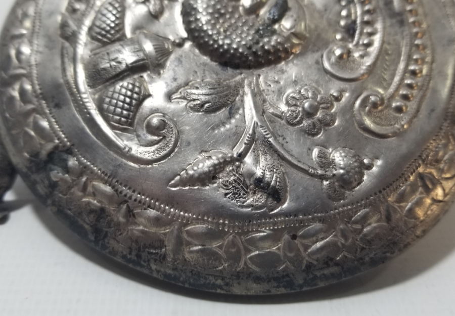 ÜZERİ OTAĞ FİGÜRLÜ KABARTMA İŞÇİLİKLİ OSMANLI DÖNEMİ TUĞRALI GÜMÜŞ KEMER TOKASI PARÇASI