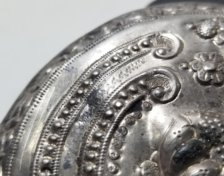 ÜZERİ OTAĞ FİGÜRLÜ KABARTMA İŞÇİLİKLİ OSMANLI DÖNEMİ TUĞRALI GÜMÜŞ KEMER TOKASI PARÇASI