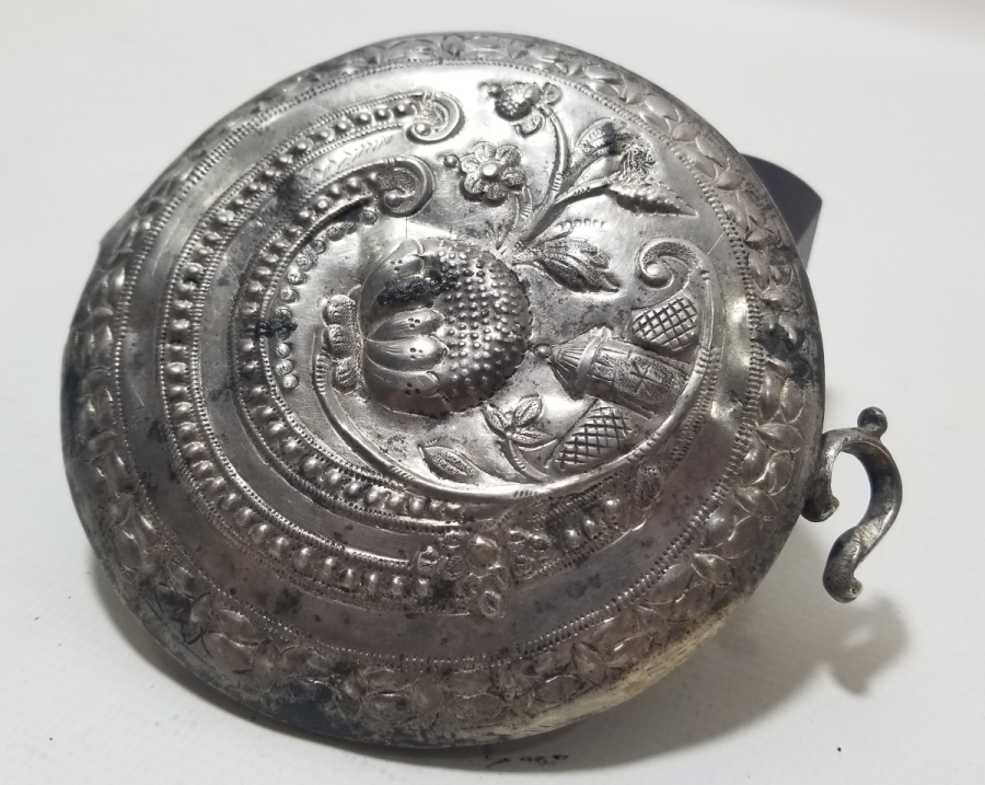 ÜZERİ OTAĞ FİGÜRLÜ KABARTMA İŞÇİLİKLİ OSMANLI DÖNEMİ TUĞRALI GÜMÜŞ KEMER TOKASI PARÇASI