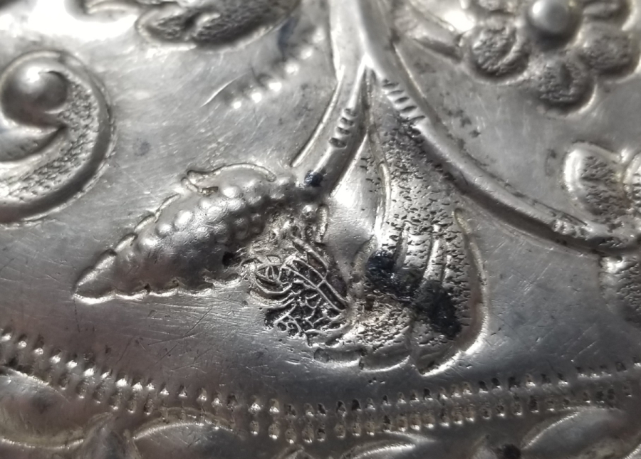 ÜZERİ OTAĞ FİGÜRLÜ KABARTMA İŞÇİLİKLİ OSMANLI DÖNEMİ TUĞRALI GÜMÜŞ KEMER TOKASI PARÇASI