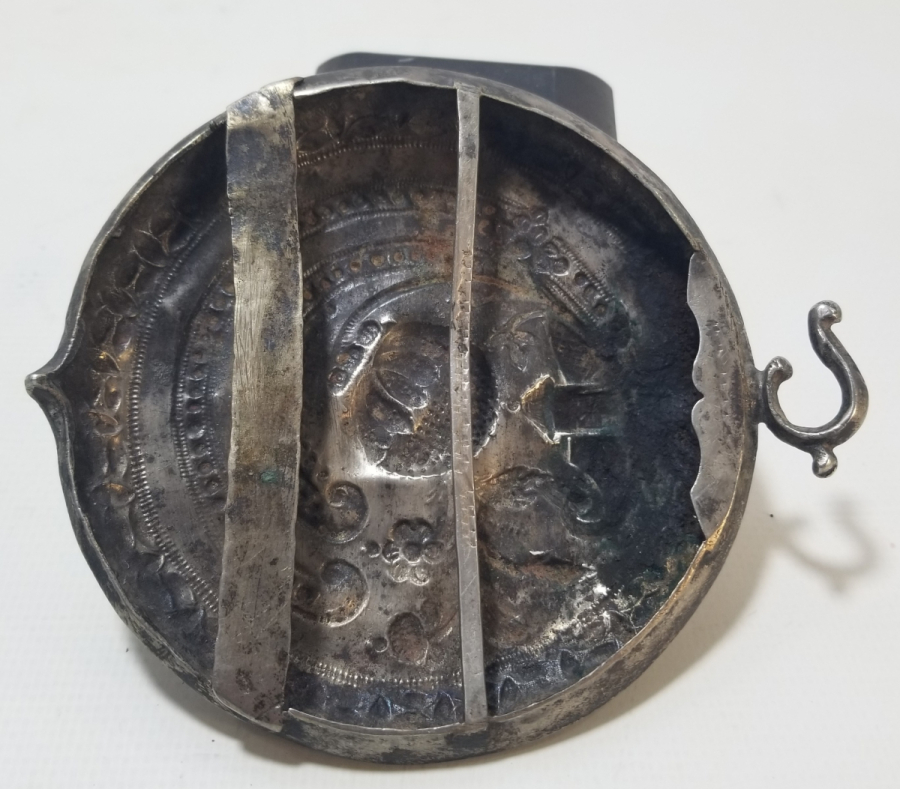 ÜZERİ OTAĞ FİGÜRLÜ KABARTMA İŞÇİLİKLİ OSMANLI DÖNEMİ TUĞRALI GÜMÜŞ KEMER TOKASI PARÇASI