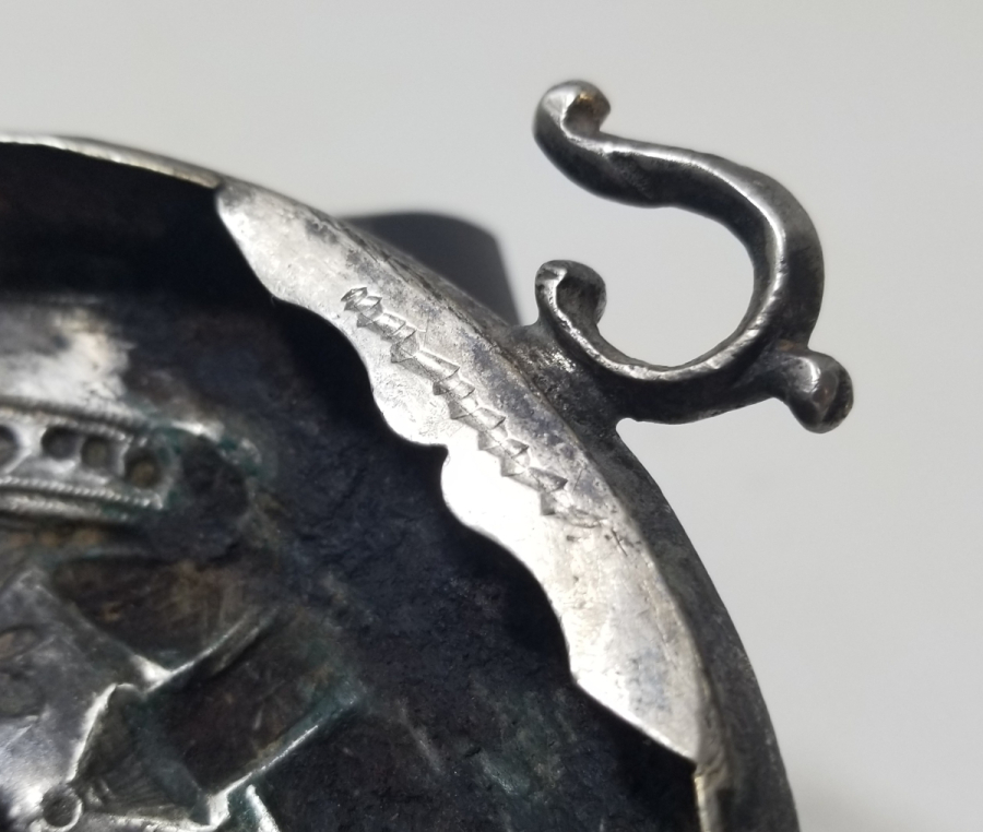 ÜZERİ OTAĞ FİGÜRLÜ KABARTMA İŞÇİLİKLİ OSMANLI DÖNEMİ TUĞRALI GÜMÜŞ KEMER TOKASI PARÇASI