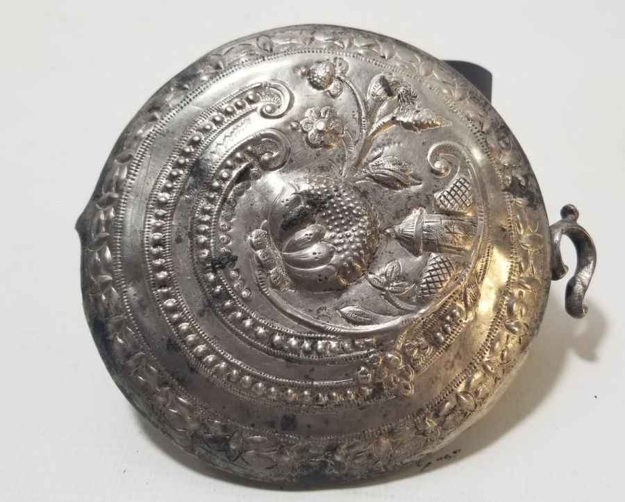 ÜZERİ OTAĞ FİGÜRLÜ KABARTMA İŞÇİLİKLİ OSMANLI DÖNEMİ TUĞRALI GÜMÜŞ KEMER TOKASI PARÇASI