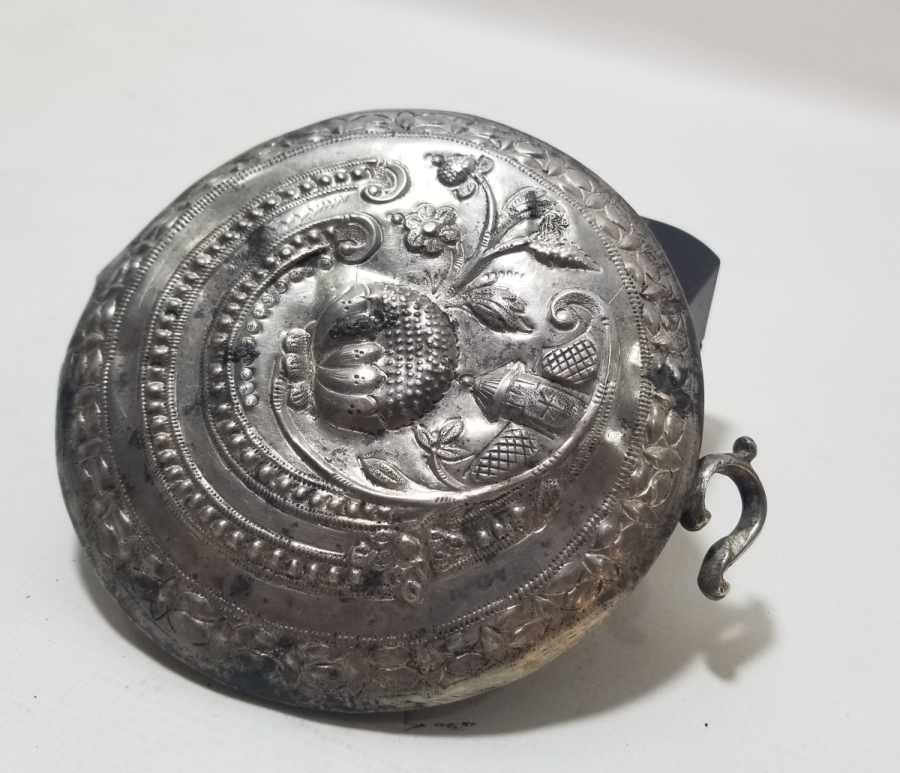 ÜZERİ OTAĞ FİGÜRLÜ KABARTMA İŞÇİLİKLİ OSMANLI DÖNEMİ TUĞRALI GÜMÜŞ KEMER TOKASI PARÇASI