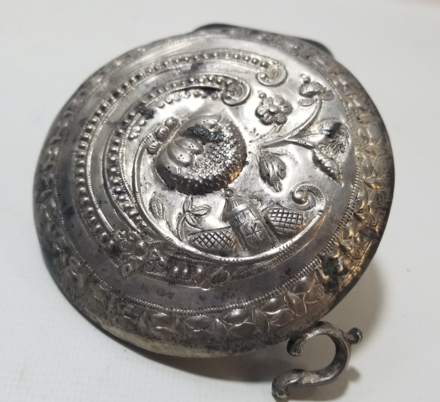 ÜZERİ OTAĞ FİGÜRLÜ KABARTMA İŞÇİLİKLİ OSMANLI DÖNEMİ TUĞRALI GÜMÜŞ KEMER TOKASI PARÇASI