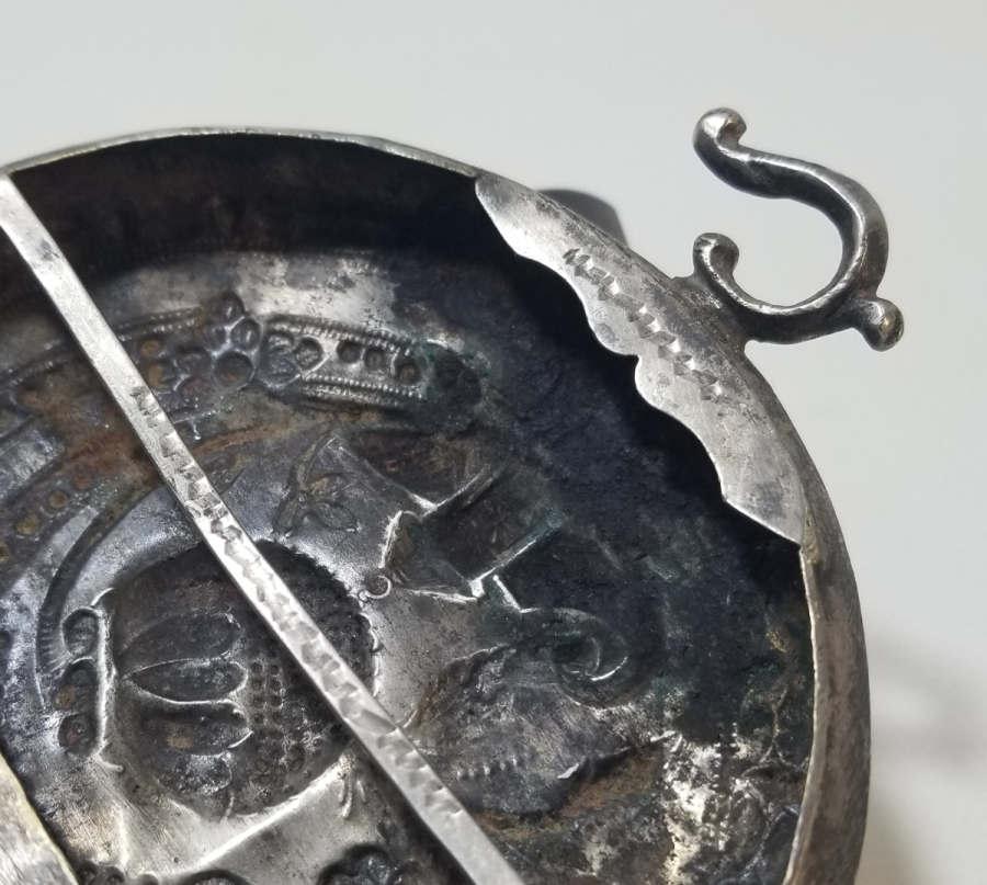 ÜZERİ OTAĞ FİGÜRLÜ KABARTMA İŞÇİLİKLİ OSMANLI DÖNEMİ TUĞRALI GÜMÜŞ KEMER TOKASI PARÇASI