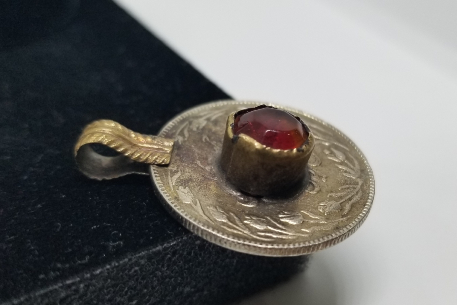 ÜZERİ DOĞAL TAŞLI ANTİKA TÜRKMEN PARASI