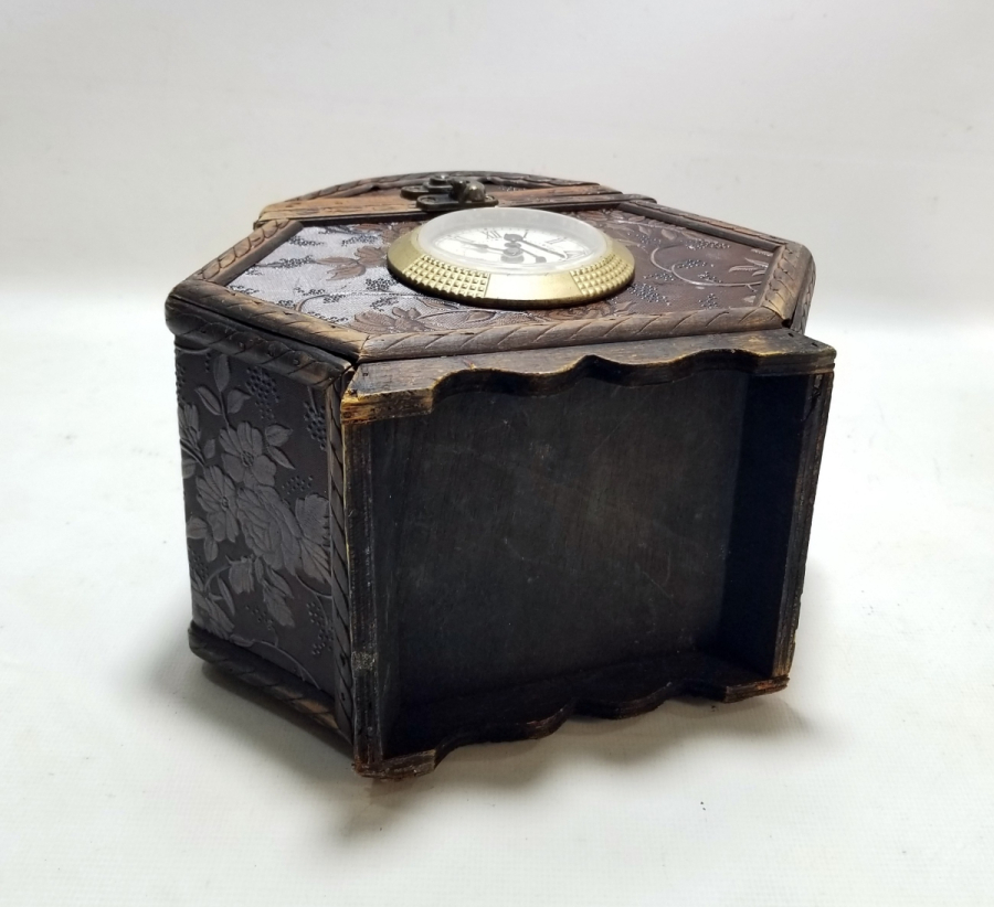 KUTU FORMUNDA YAPILMIŞ MASA SAATİ