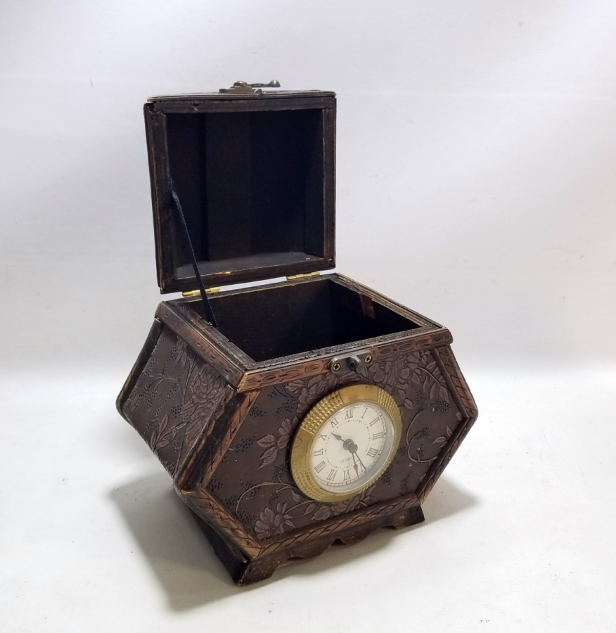 KUTU FORMUNDA YAPILMIŞ MASA SAATİ