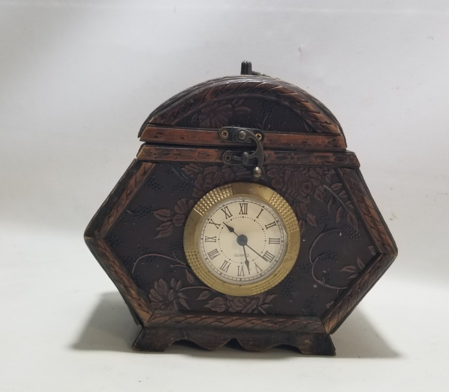 KUTU FORMUNDA YAPILMIŞ MASA SAATİ