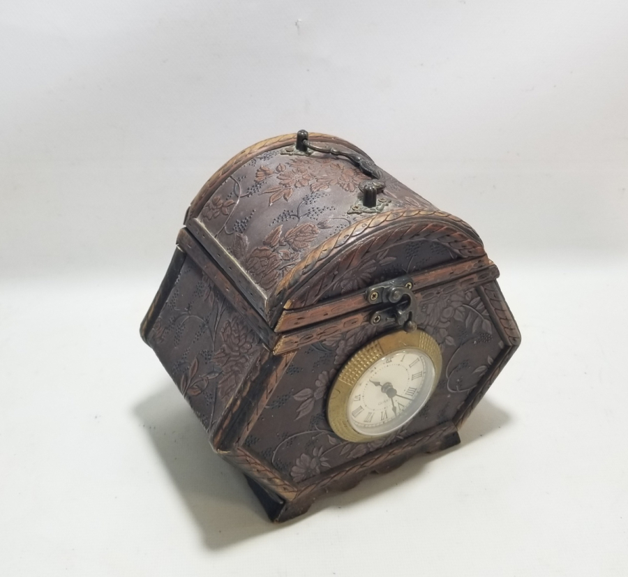 KUTU FORMUNDA YAPILMIŞ MASA SAATİ