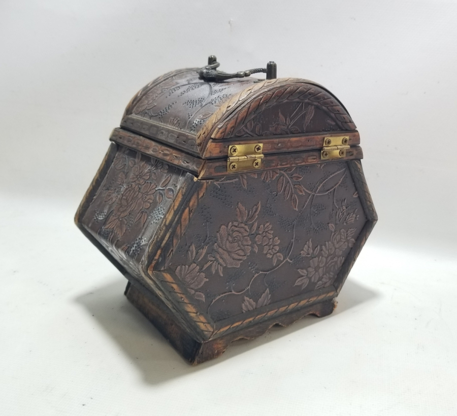 KUTU FORMUNDA YAPILMIŞ MASA SAATİ