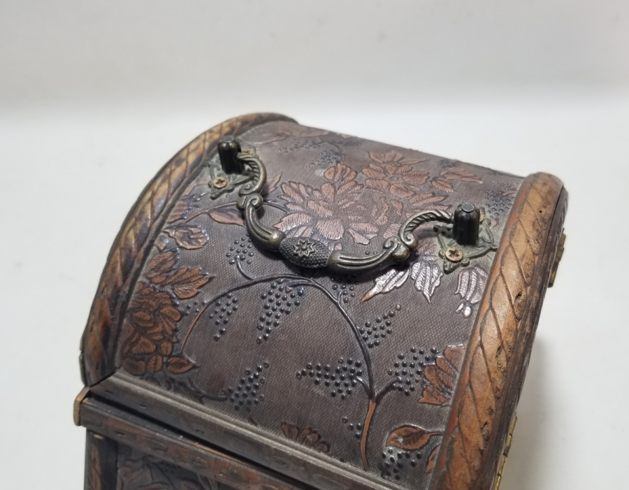 KUTU FORMUNDA YAPILMIŞ MASA SAATİ