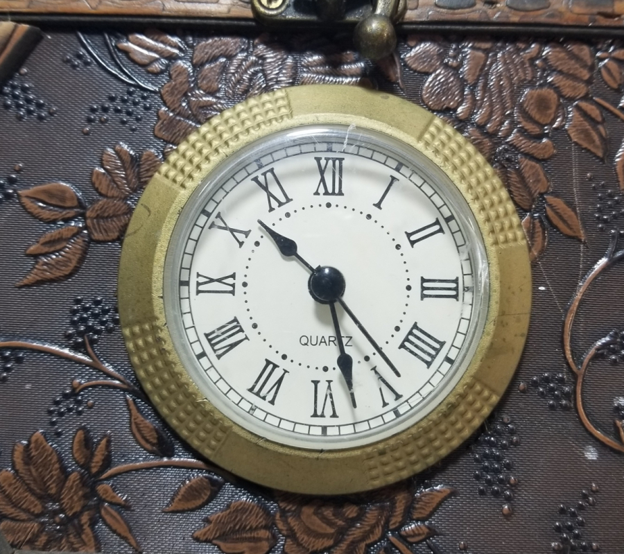 KUTU FORMUNDA YAPILMIŞ MASA SAATİ