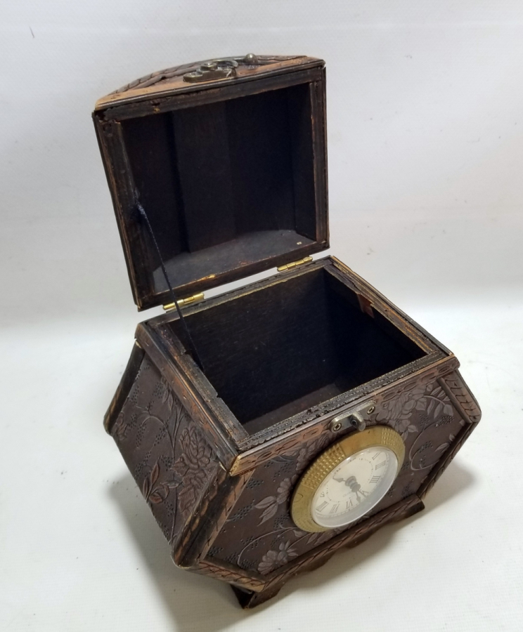 KUTU FORMUNDA YAPILMIŞ MASA SAATİ