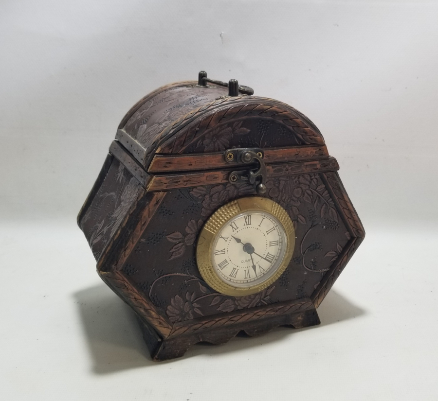 KUTU FORMUNDA YAPILMIŞ MASA SAATİ