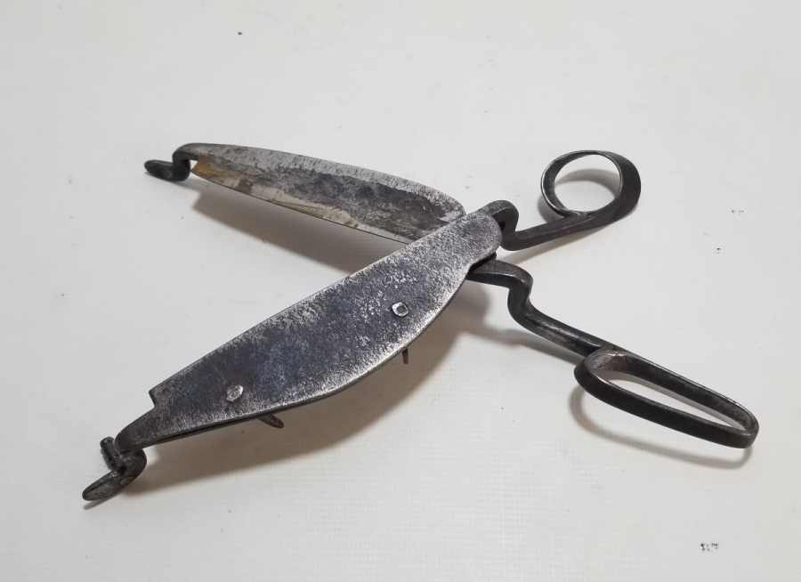 USTA DAMGALI VE TARİHLİ OSMANLI DÖNEMİ NADİR HEREKE HALI MAKASI