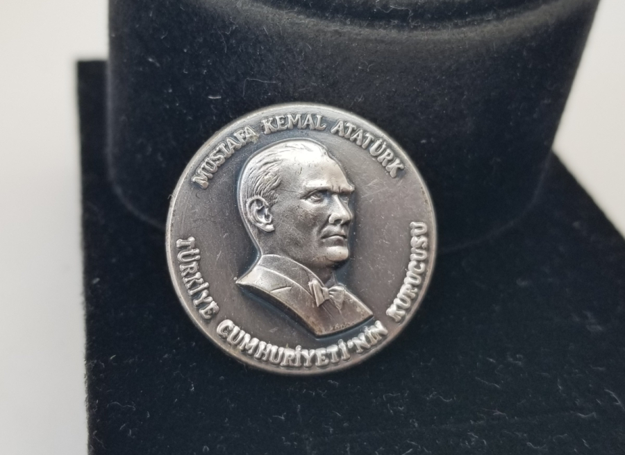 ATATÜRK GÖRSELLİ ANTİKA GÜMÜŞ HATIRA ROZET PARÇASI