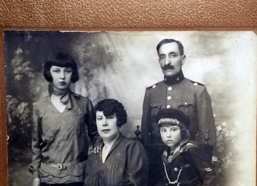 HAMİDİYE ZIRHLISINDAN BİR SUBAYIMIZA AİT NADİR AİLE FOTOĞRAFI