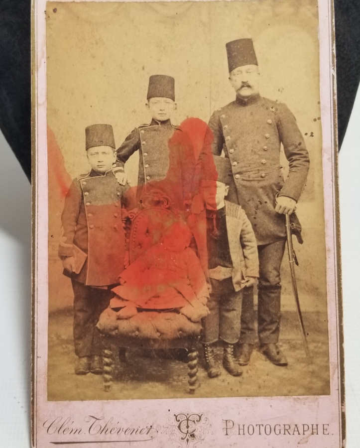 ARKASI OSMANLICA YAZILI OSMANLI DÖNEMİ SUBAY VE AİLESİ GÖRSELLİ KABİN FOTOĞRAF