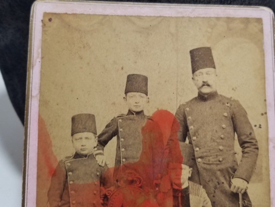 ARKASI OSMANLICA YAZILI OSMANLI DÖNEMİ SUBAY VE AİLESİ GÖRSELLİ KABİN FOTOĞRAF